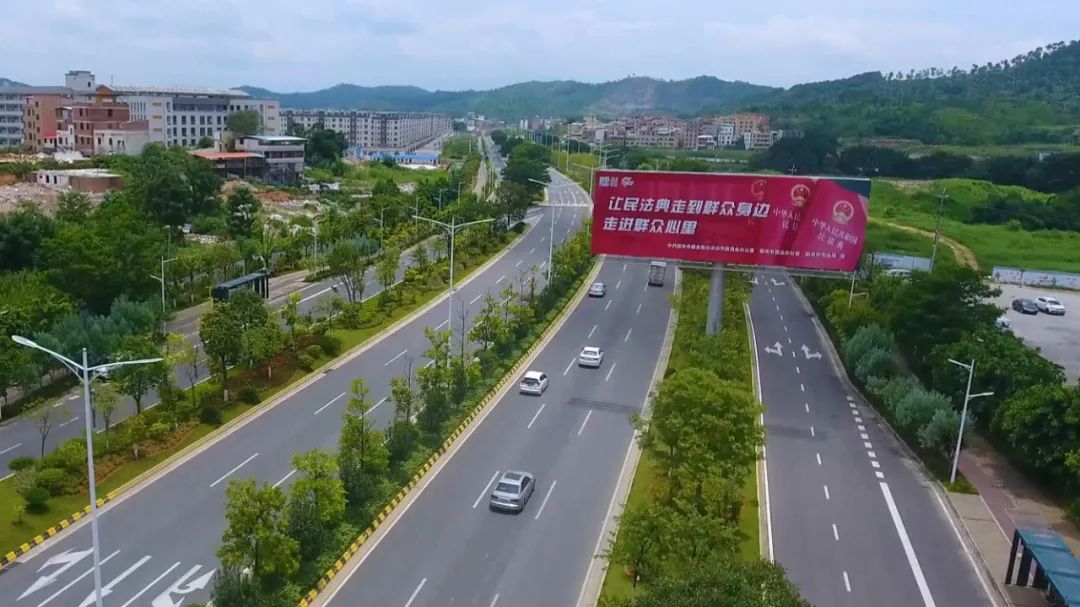 莲花大道大型t牌公交站亭公交车丹霞山法治文化主题公园《韶关日报》