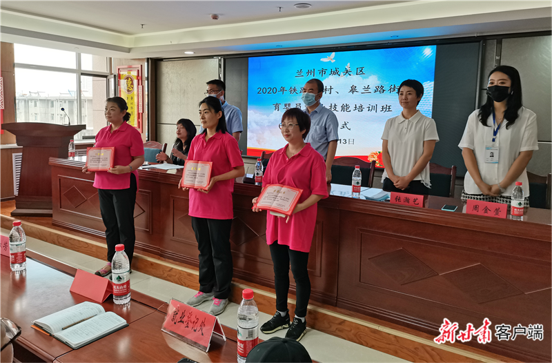 育婴师结业仪式上为优秀学员颁发证书。