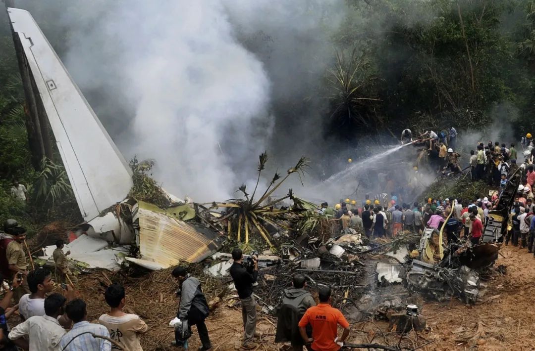 印度一航班大雨降落失败,冲出跑道坠崖20人遇难
