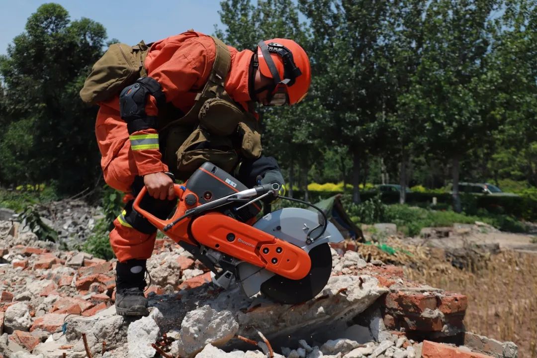 新特装备森林消防救援战场上的好兄弟