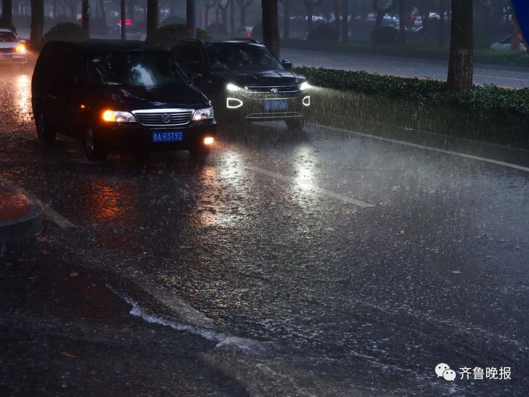 此时此刻的济南,黑云压城,暴雨倾盆!