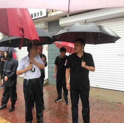 8月12日,县委副书记,县长郑更须,副县长卢风军冒雨督导检查拆迁清零