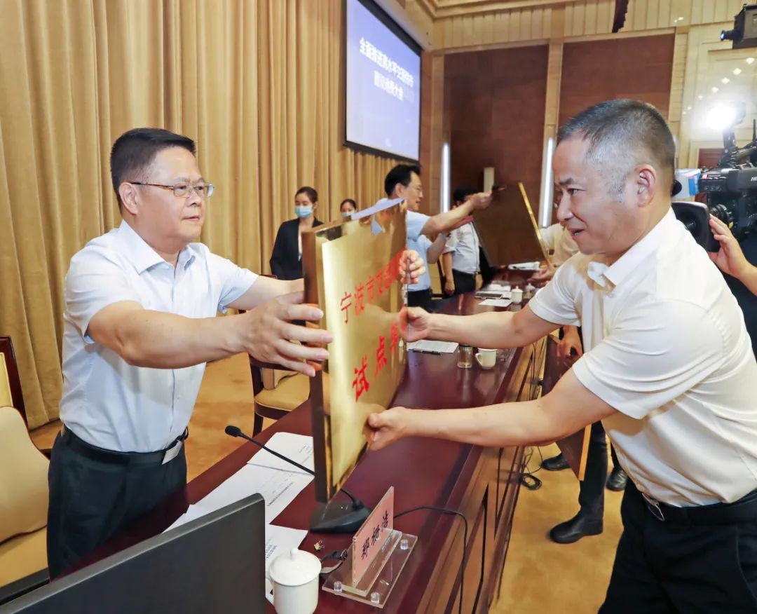 市委副書記,市長裘東耀主持,梁群,施惠芳,陳仲朝,褚銀良,沈敏及楊勇