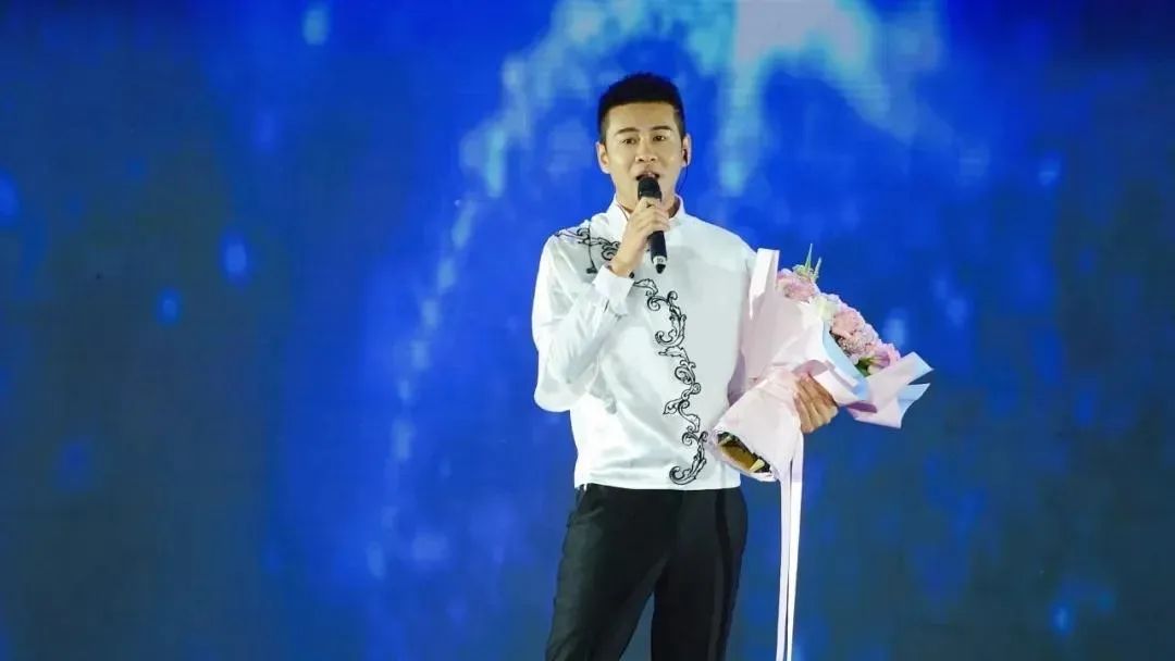 徐子崴与李娜倮合唱拉祜语歌曲《真心爱你》,观众跟随着节奏摇摆,现场