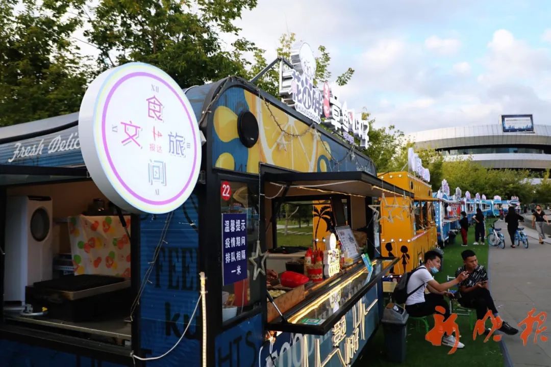 夜市 既有美味小吃 又有喷泉花园,萨克斯伴奏 还有闪着彩灯的漂亮餐车