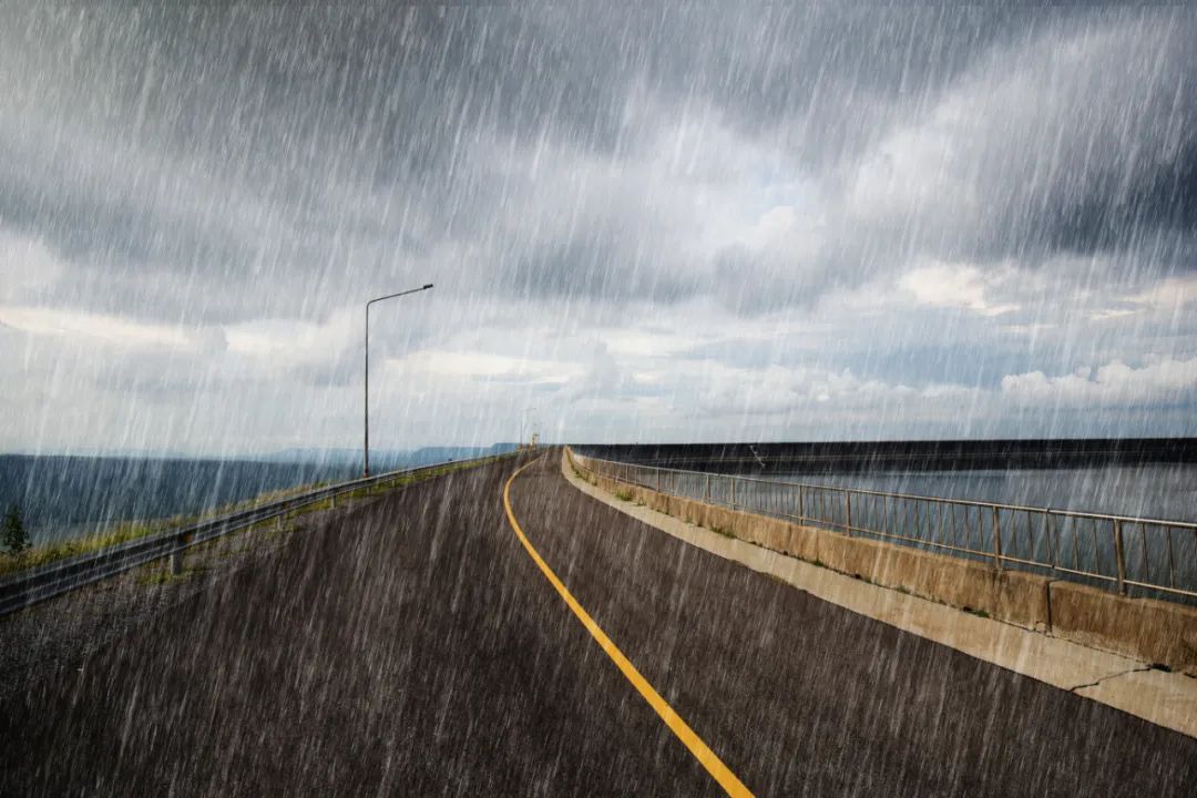 雨天公路图片唯美图片