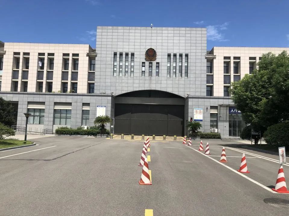 8月的宁波骄阳似火,对高围墙里的宁波市高桥监狱人民警察而言,这个8月