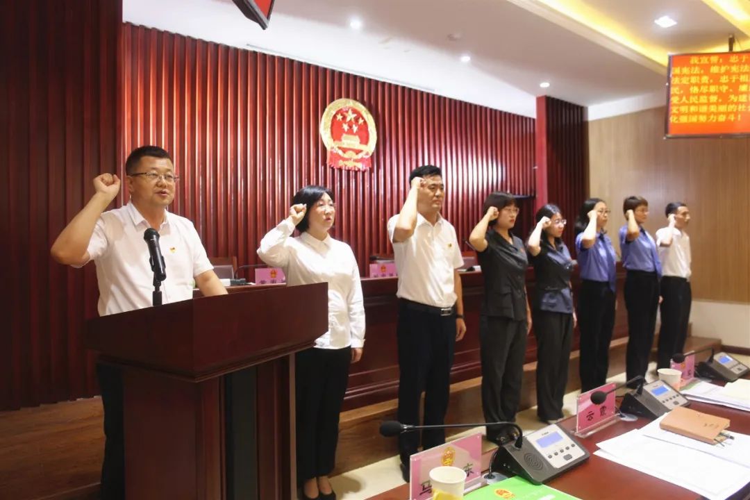 会议任命程重重为赛罕区人民政府代理区长,王斯琴为赛罕区人民政府副