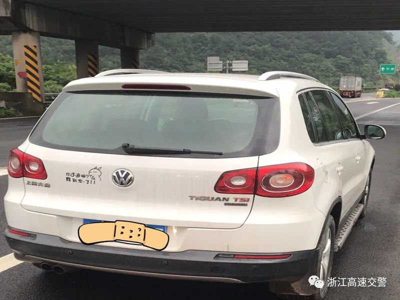 高速应急车道徒步护送_高速公路抛锚女友求助_湖南7名行人在高速应急车道行走