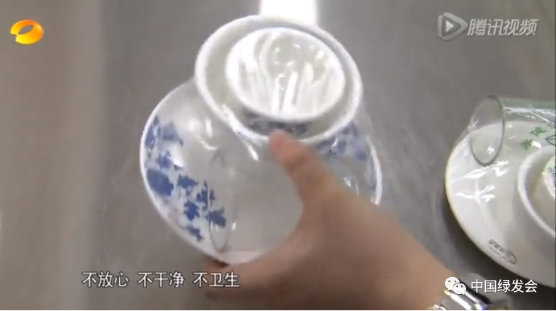 图3：公筷公勺等消毒餐具也被裹上层层塑料包装，但消费者依旧表示不够放心。来源：湖南卫视求真记者