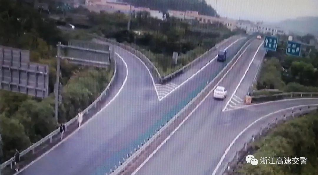 湖南7名行人在高速应急车道行走_高速公路抛锚女友求助_高速应急车道徒步护送