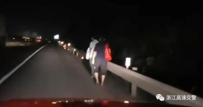 高速应急车道徒步护送_湖南7名行人在高速应急车道行走_高速公路抛锚女友求助