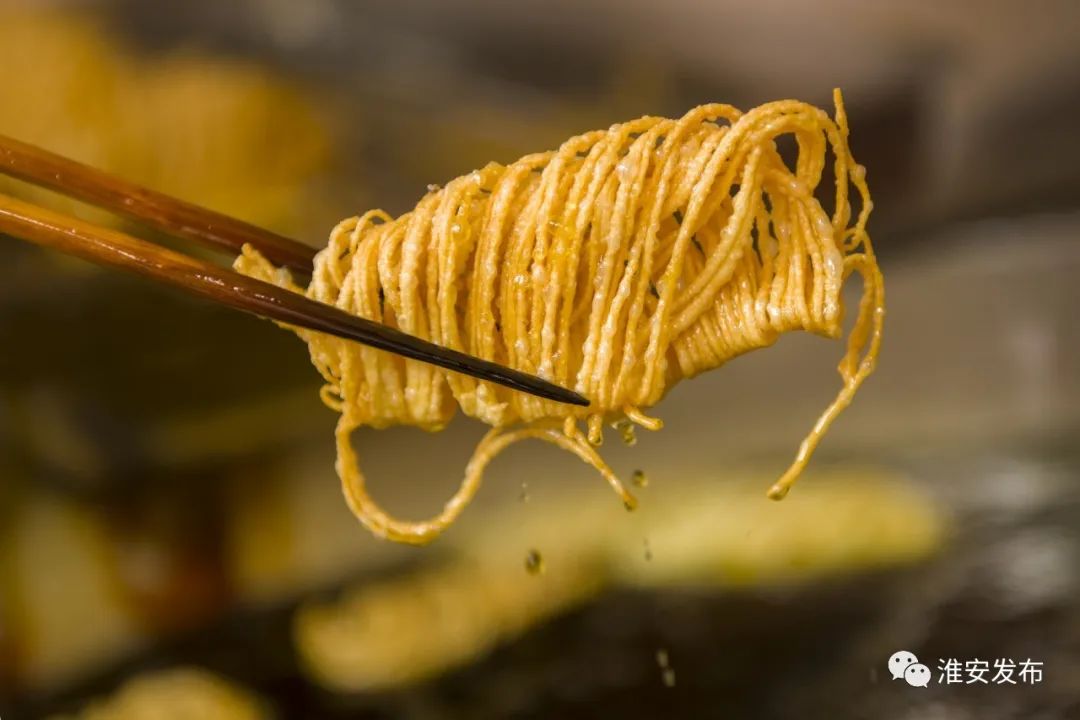 碧油煎出嫩黄深淮安茶馓香喷喷