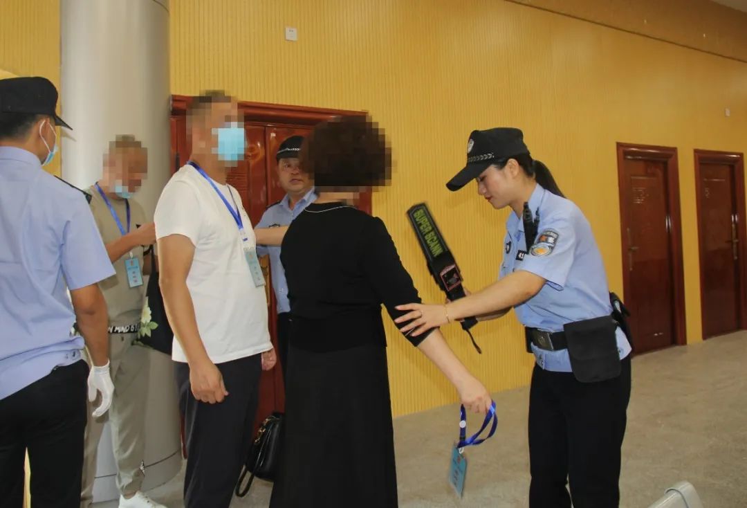 息县法院公开开庭审理一起虚构美女身份进行网络诈骗的刑事案件