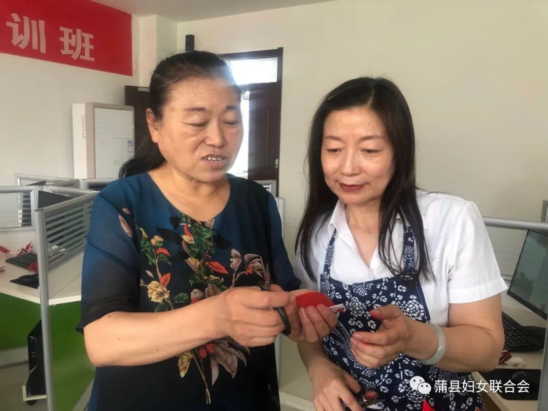 蒲县妇联课堂上,我县剪纸艺术名人贾贵香老师介绍了剪纸艺术渊源及