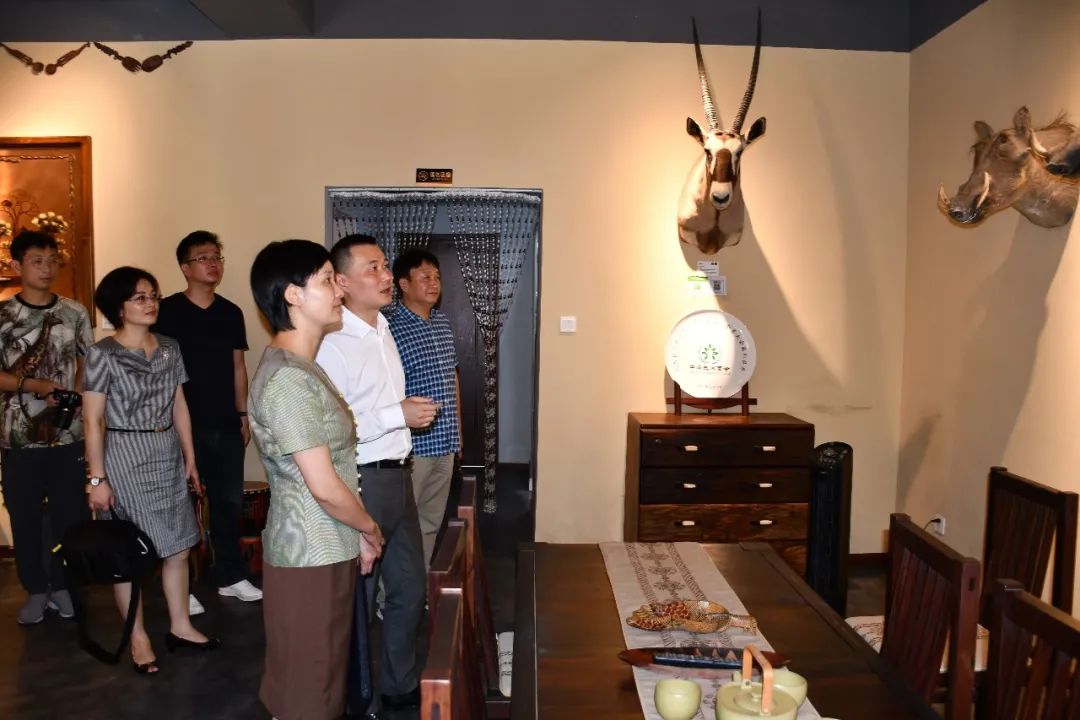 章月燕走访调研中非友好致公驿站