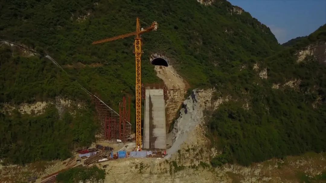 据中铁二院渝怀二线总体设计负责人姚向奎介绍,这条线上隧道有81座