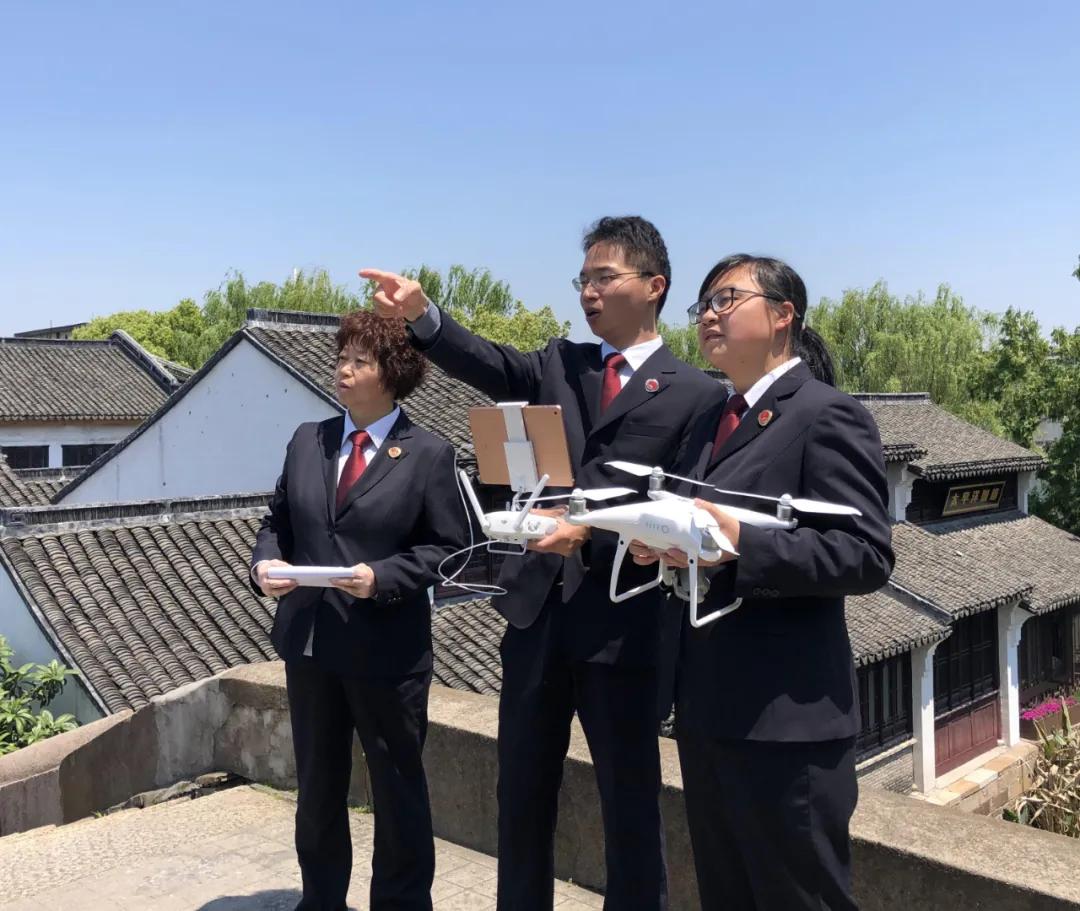 区检察院第五检察部干警采用无人机对南浔古镇,古运河进行全方位巡查