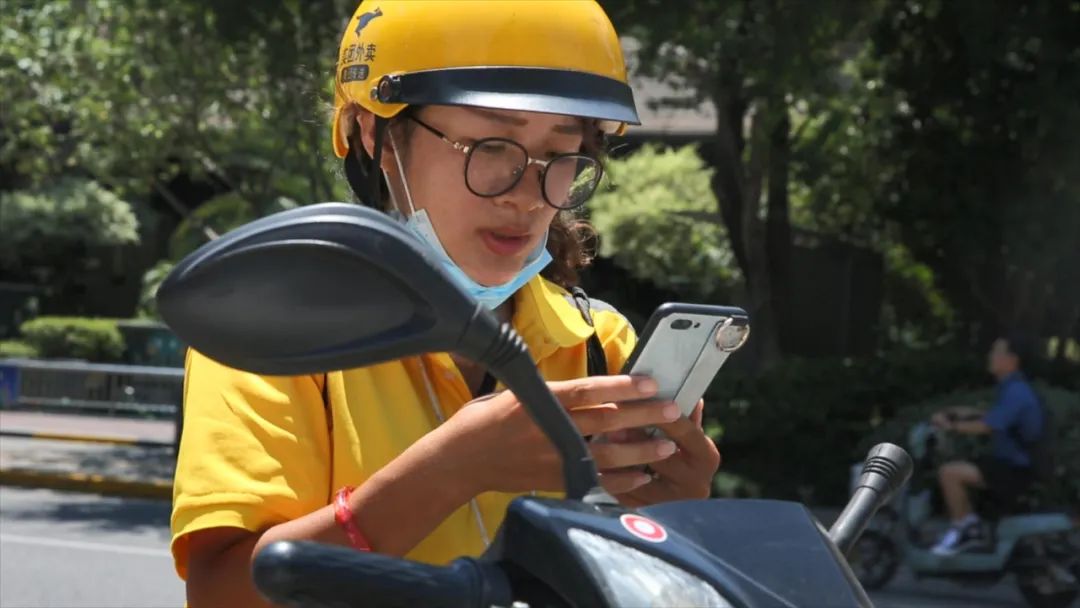 高温下的外卖女骑手你在太阳下奔跑的样子真美