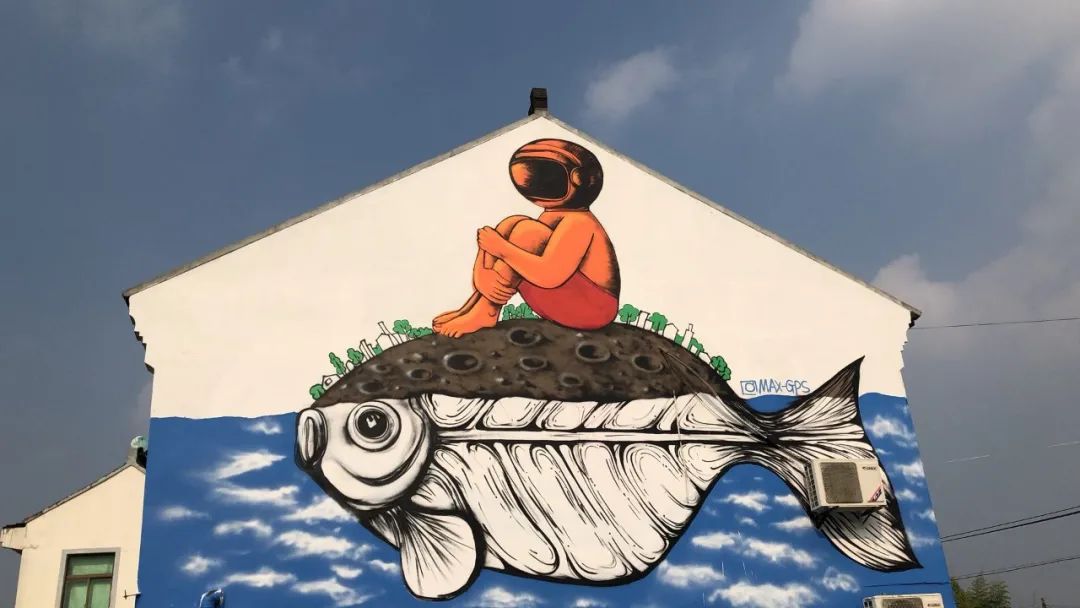 施政烈日当头高温中墙绘他却说这里和海岛没啥差别