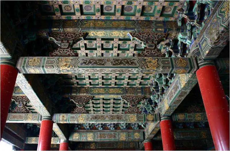 为了不露出建筑的梁架,在梁下用天花枋组成的木框,框内放置密且小的木