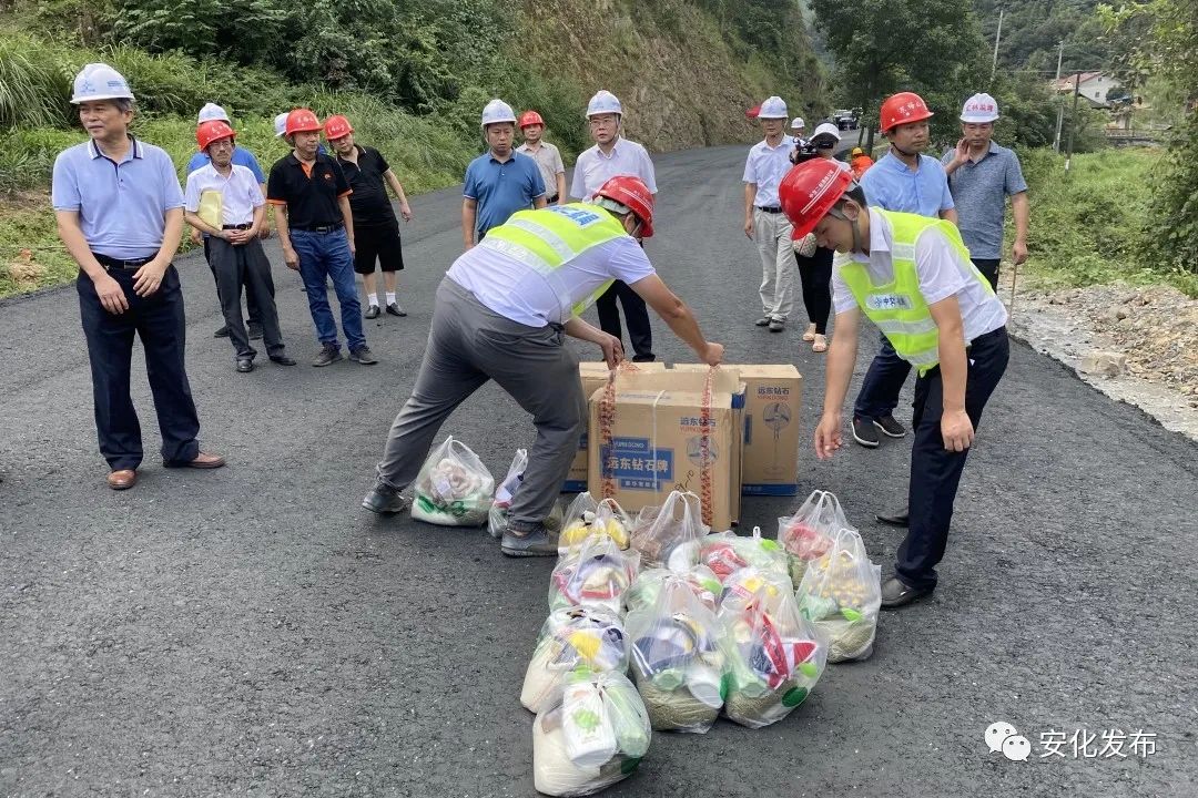 湖南省总工会党组成员张慧东到安化县慰问东梅公路一线建设者