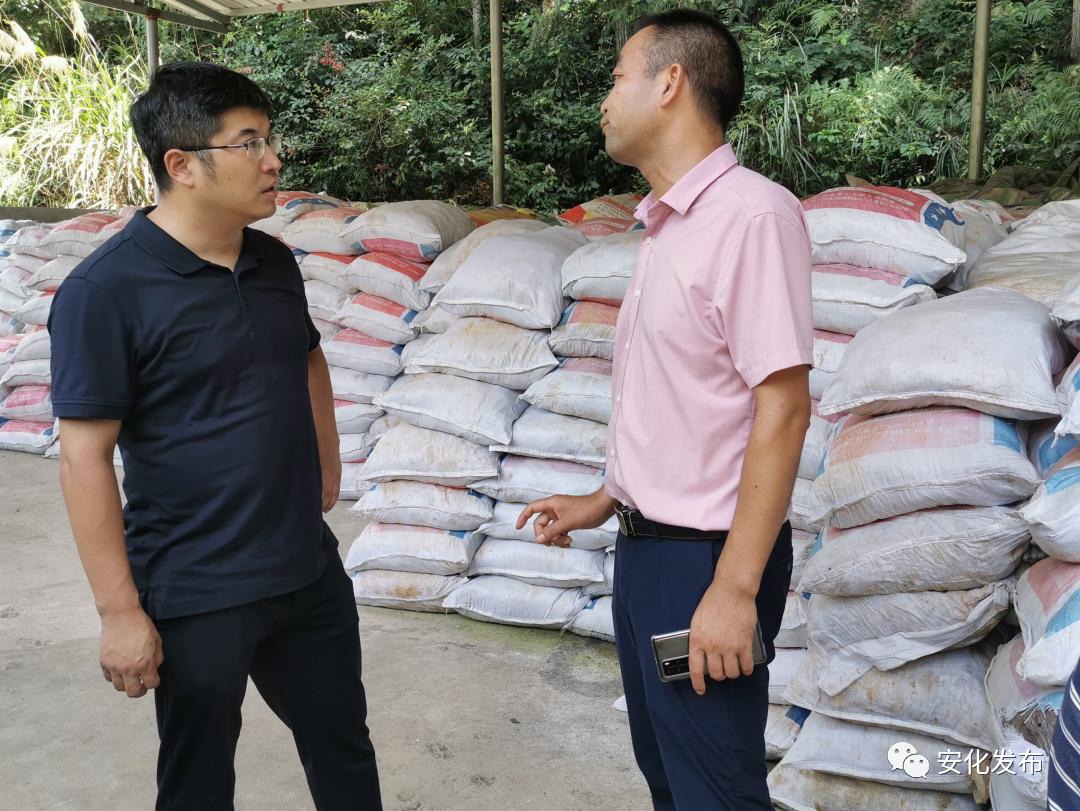 每到一处,肖义认真查看治理项目施工进度和设施设备运营情况.