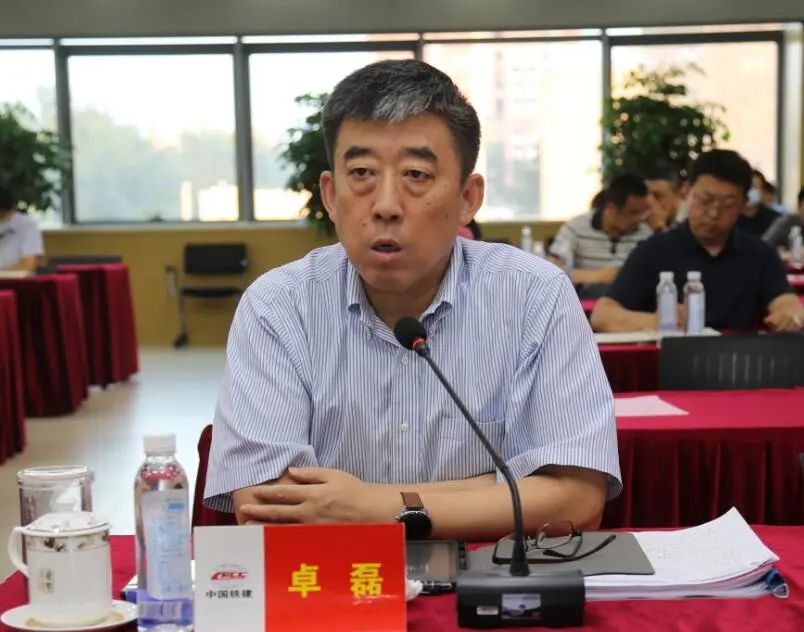 会上,集团公司副总经理杨晋军传达了股份公司年中工作会会议精神.