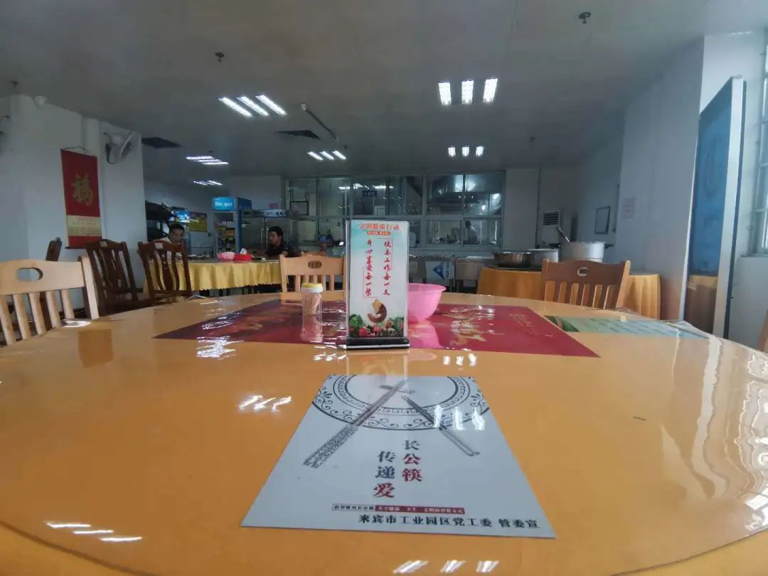 園區在食堂打餐點設置立式廣告機,常態化播放文明用餐的公益廣告.