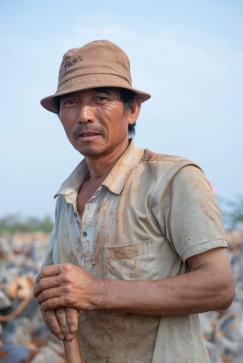 仆拉硬汉马金文敢向石头要土地