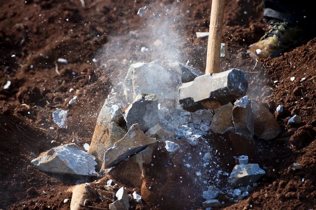 2020年3月23日,马金文的铁锤砸下,碎石飞溅.