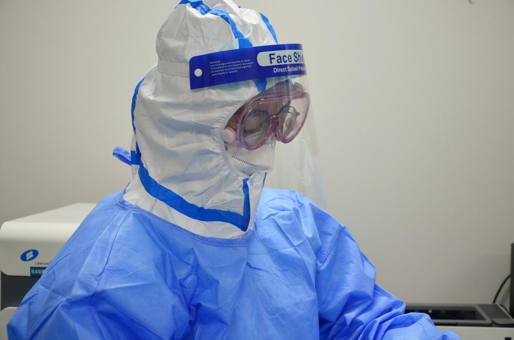 滨海区人民医院医务人员穿三层防护衣进行核酸检测