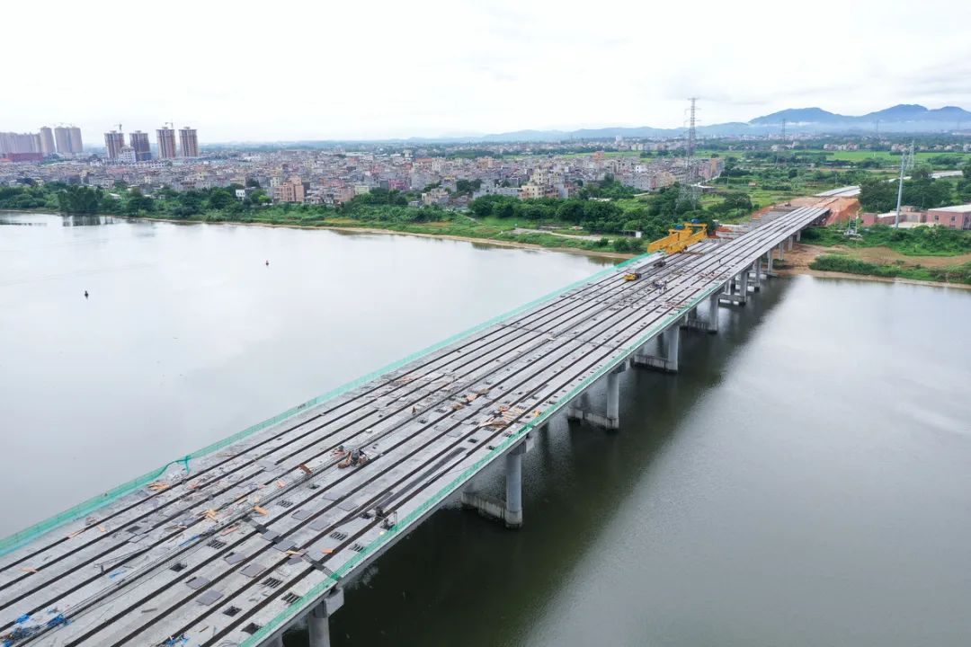 在施工现场可见,漠阳江东河大桥由东往西的右半幅桥面预制小箱梁已经