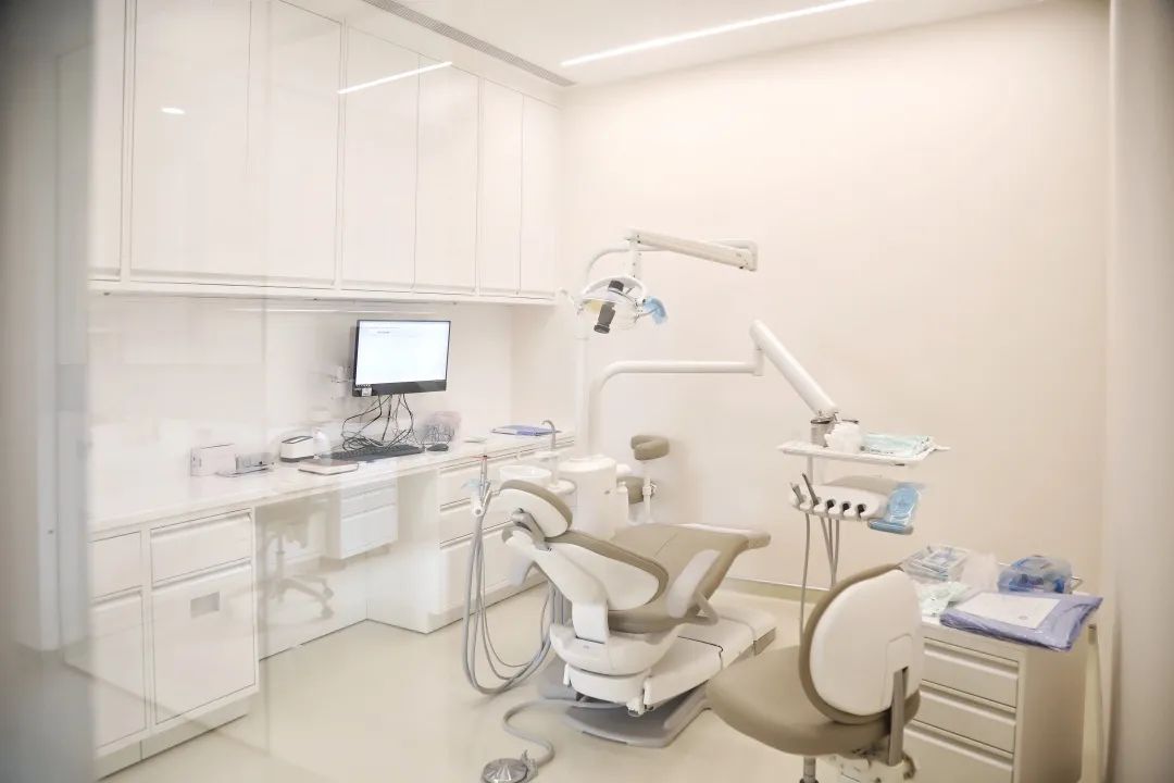 2间口腔种植手术室,并有数字化口腔技工室,美学摄像室,咨询洽谈室等