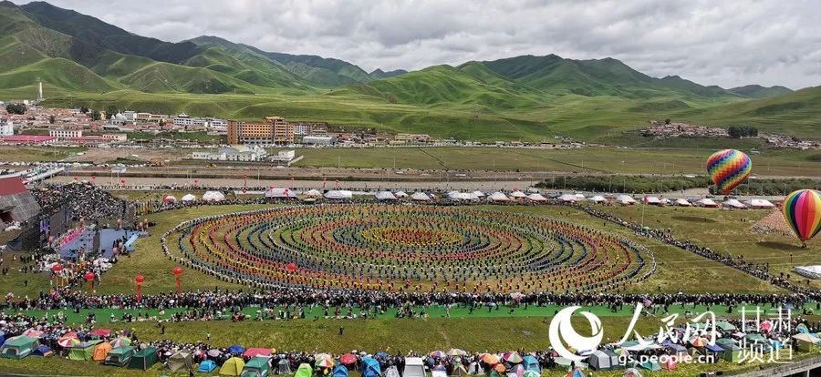 甘肃碌曲草原锅庄欢乐起舞