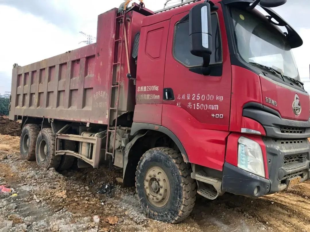 红皮车违规倾倒垃圾被顶格罚5万柳州正在重点整治这些车辆