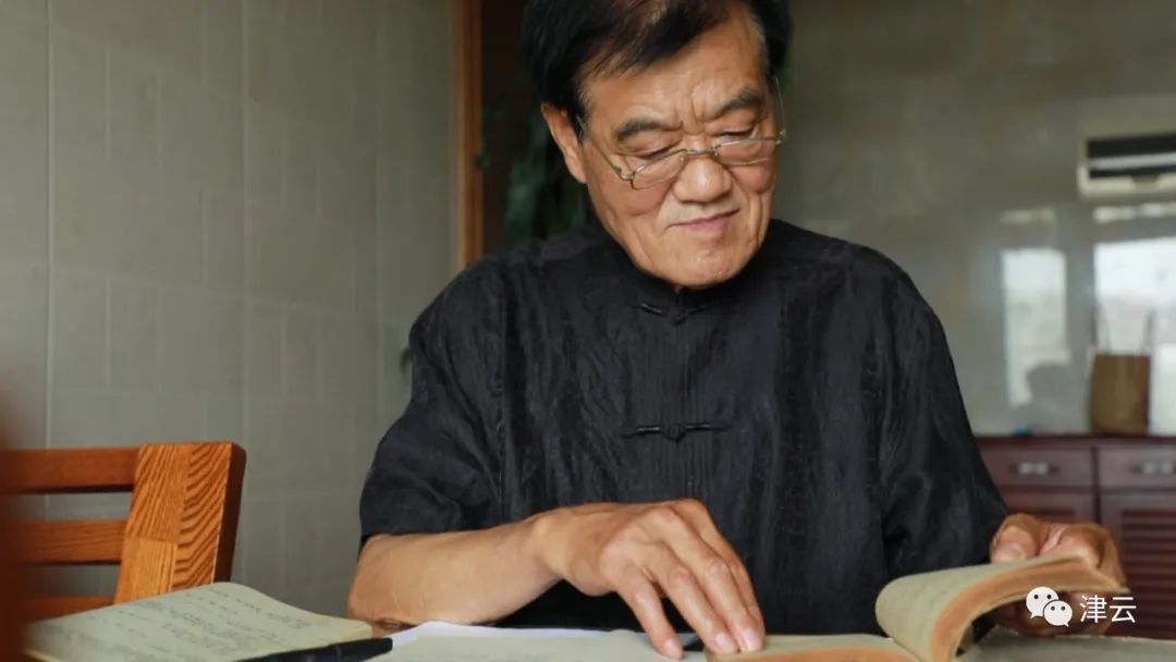 孟广喜一行四人坐在小作坊里跟赵成林聊天,问跟谁学徒,宫廷怎么传下来