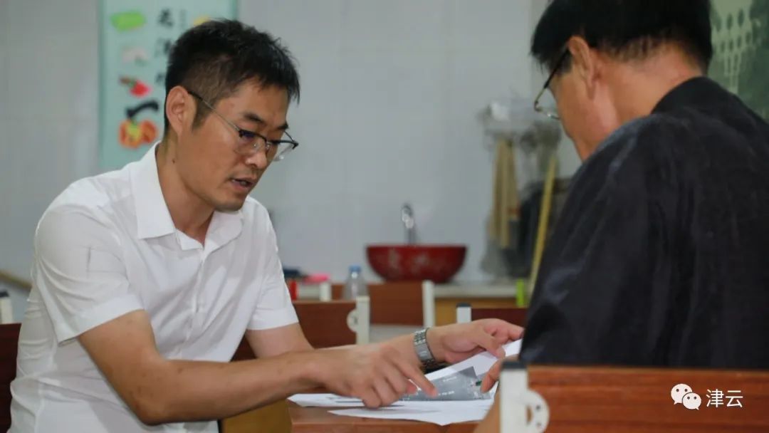 赵成林父子俩研究建厂事宜父子俩画图纸一个做扣肉,一个做销售,父子俩