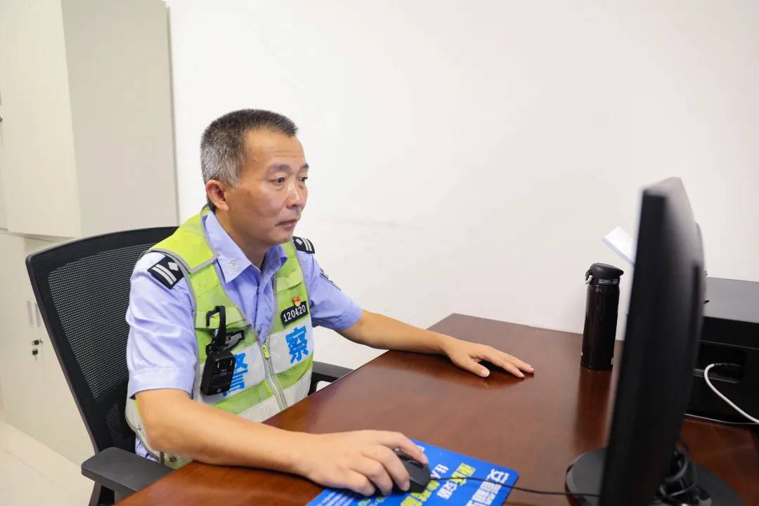 迎着热浪直捣火源民警王昌友无畏生死的紧急救援