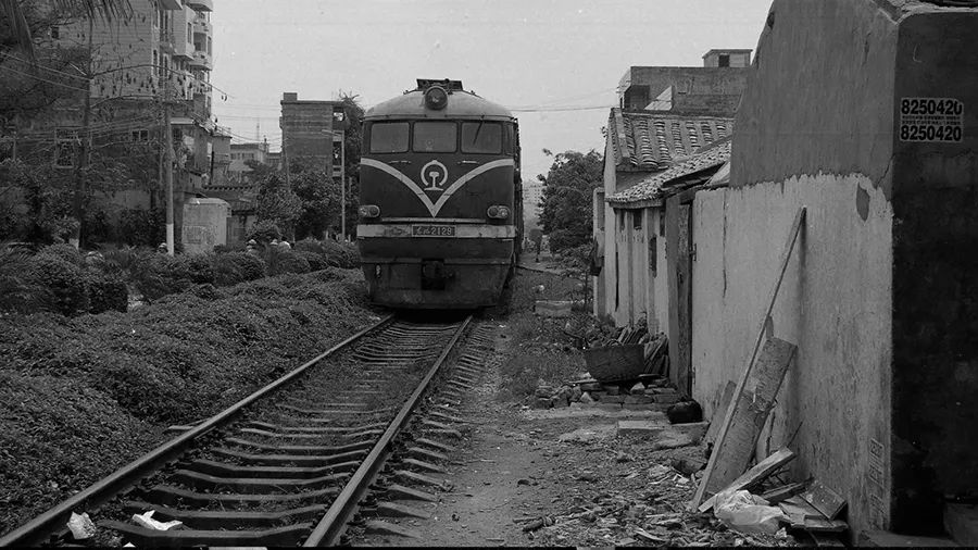 海南日报记者 王军 摄上世纪90年代,海南西线铁路上的蒸汽火车.