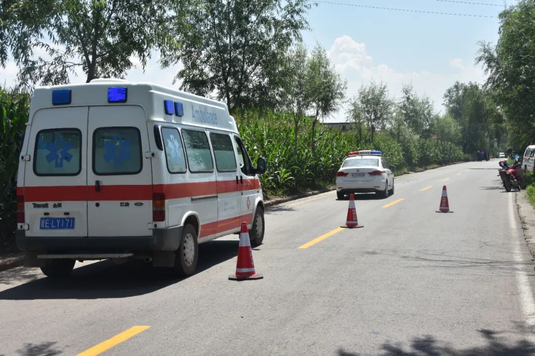 交通事故遇救援警车开道暖人心