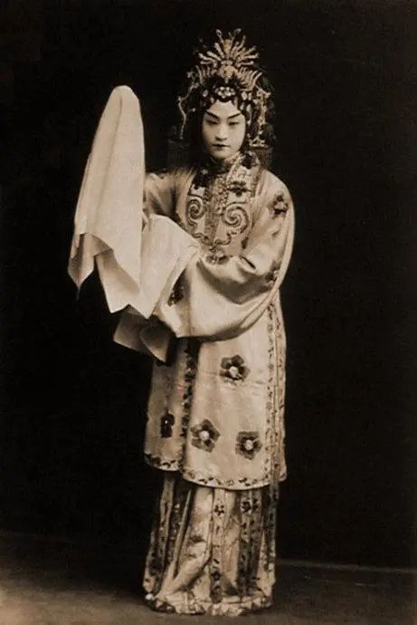 京剧《梅妃》 程砚秋饰梅妃同是皇帝爽约,《长生殿》中的贵妃可是泼辣
