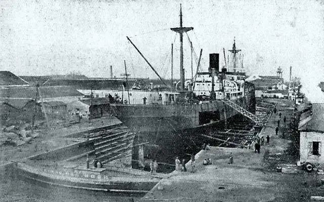 江南造船厂是个百年老厂,大厂,拥有一万四五千人,十多个生产车间,十五