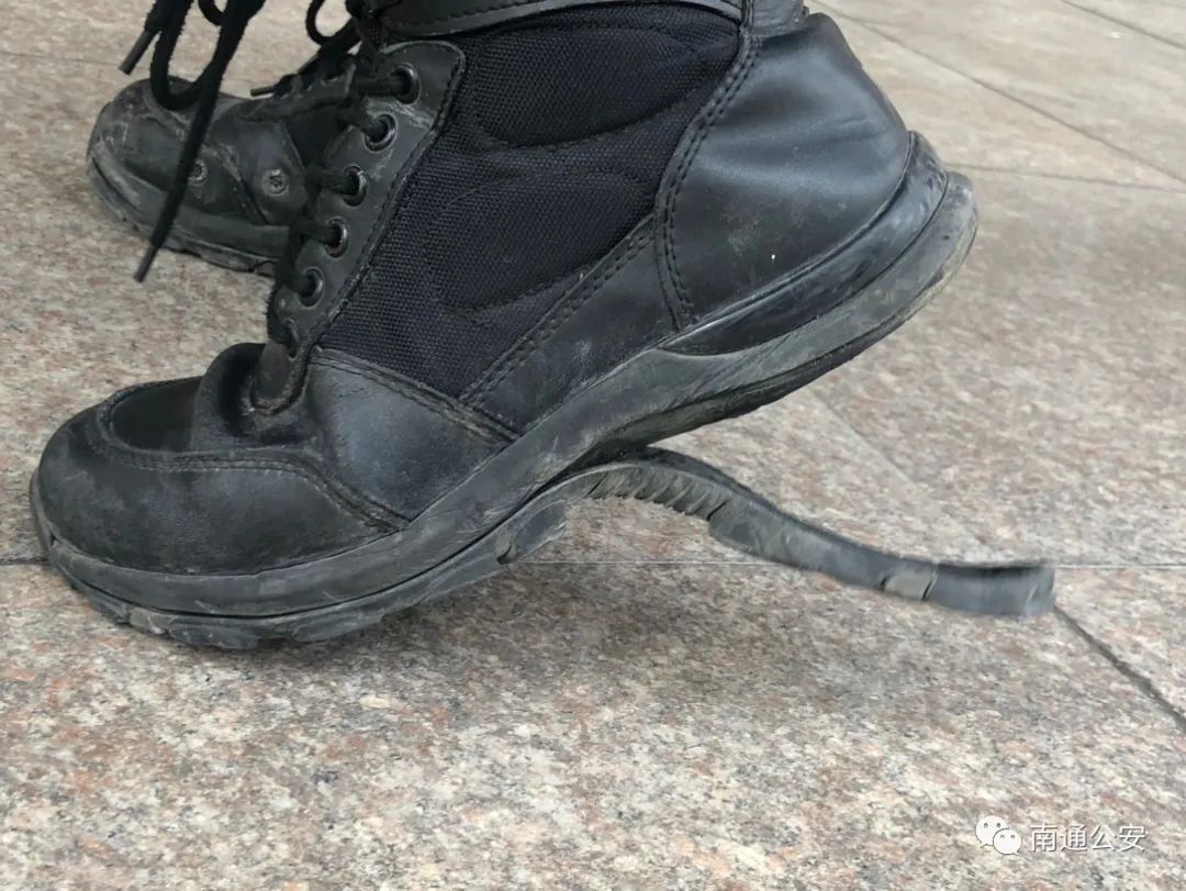 亲你的鞋底开了