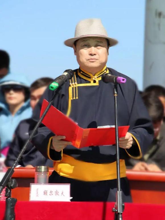 旗委书记白立柱宣布那达慕大会开幕内蒙古广播电视台台长助理乌哈斯及
