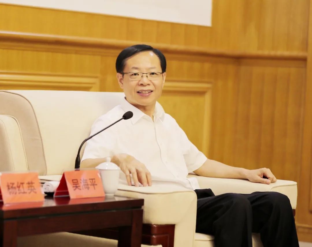 市人大常委会副主任,市政府秘书长林金荣参加会见.