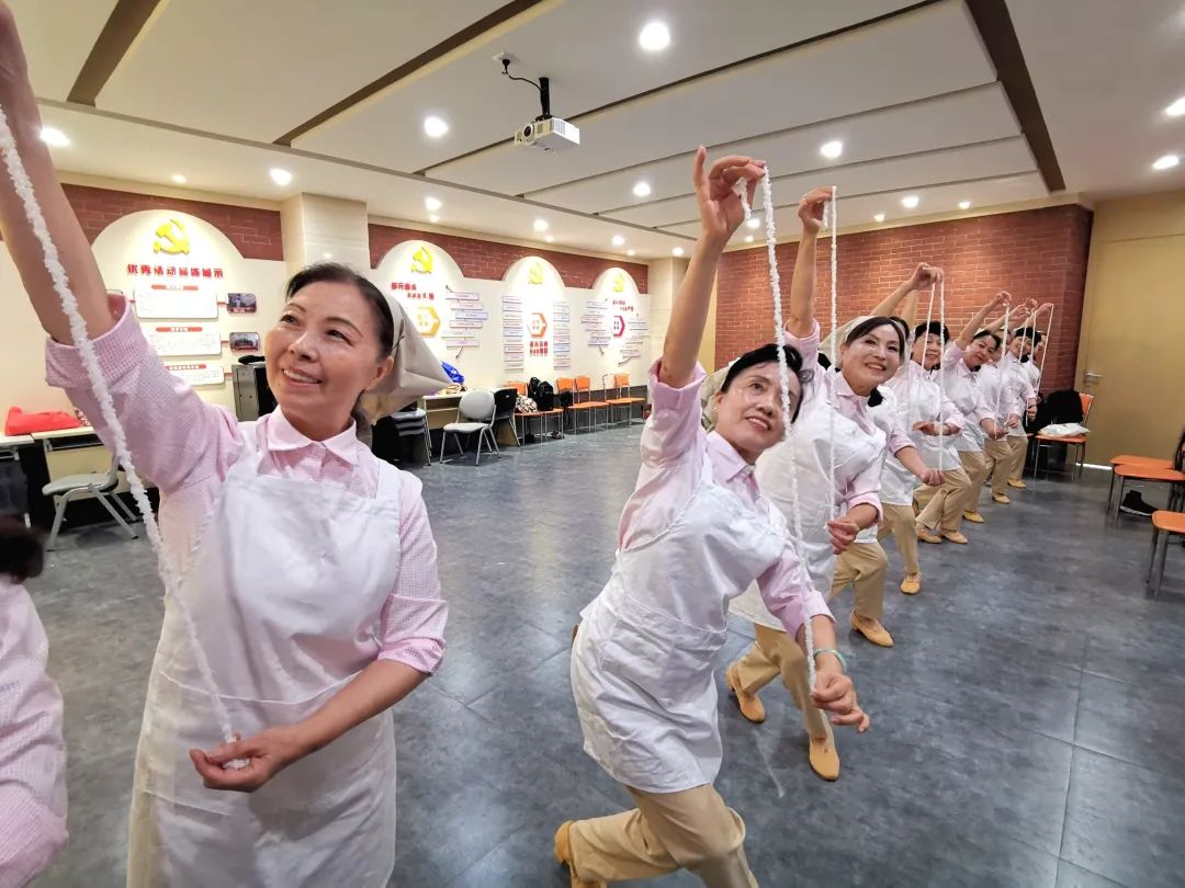 60后的她们将纺织女工的形象搬上了舞台闯进了决赛