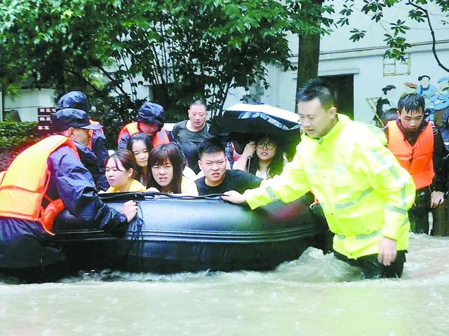河南郑州暴雨救人图片