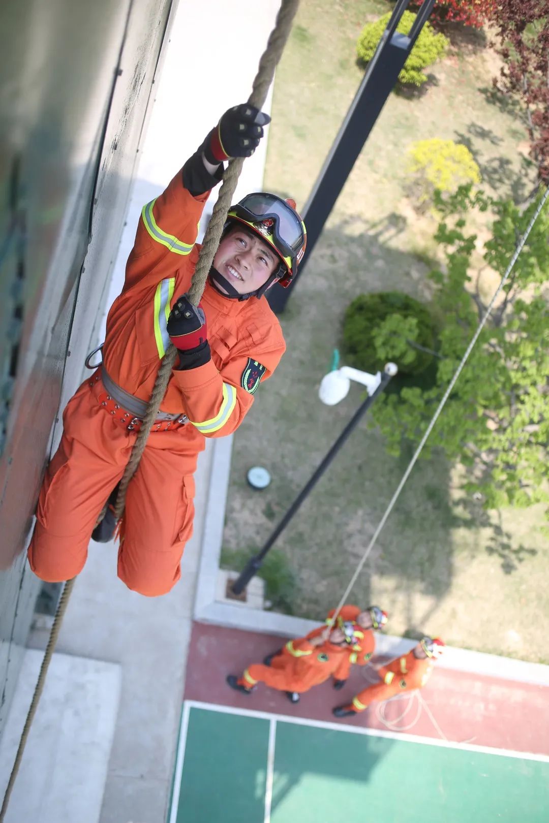 手脚配合向上攀爬,到达训练塔四楼,通过此项目培养消防员外部救援