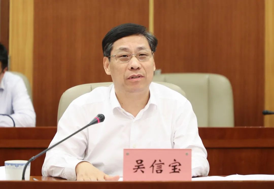 区委书记吴信宝,上海地产(集团)董事长,党委书记冯经明出席会议并讲话